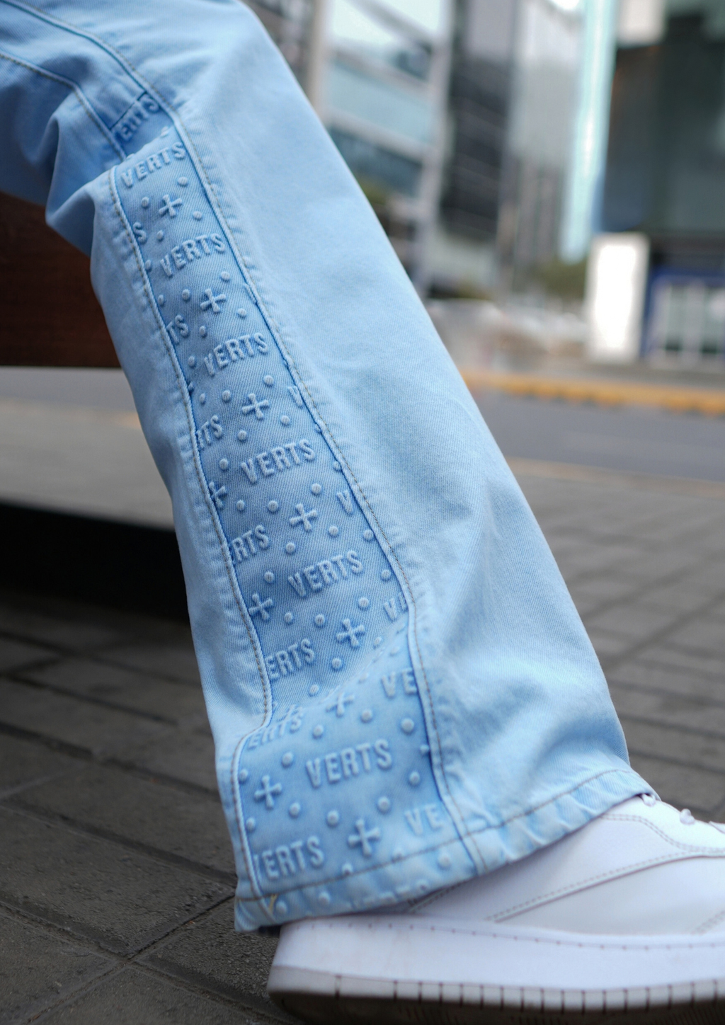 Geprägtes Relief am unteren Bein, Flared Jeans Ice am Model