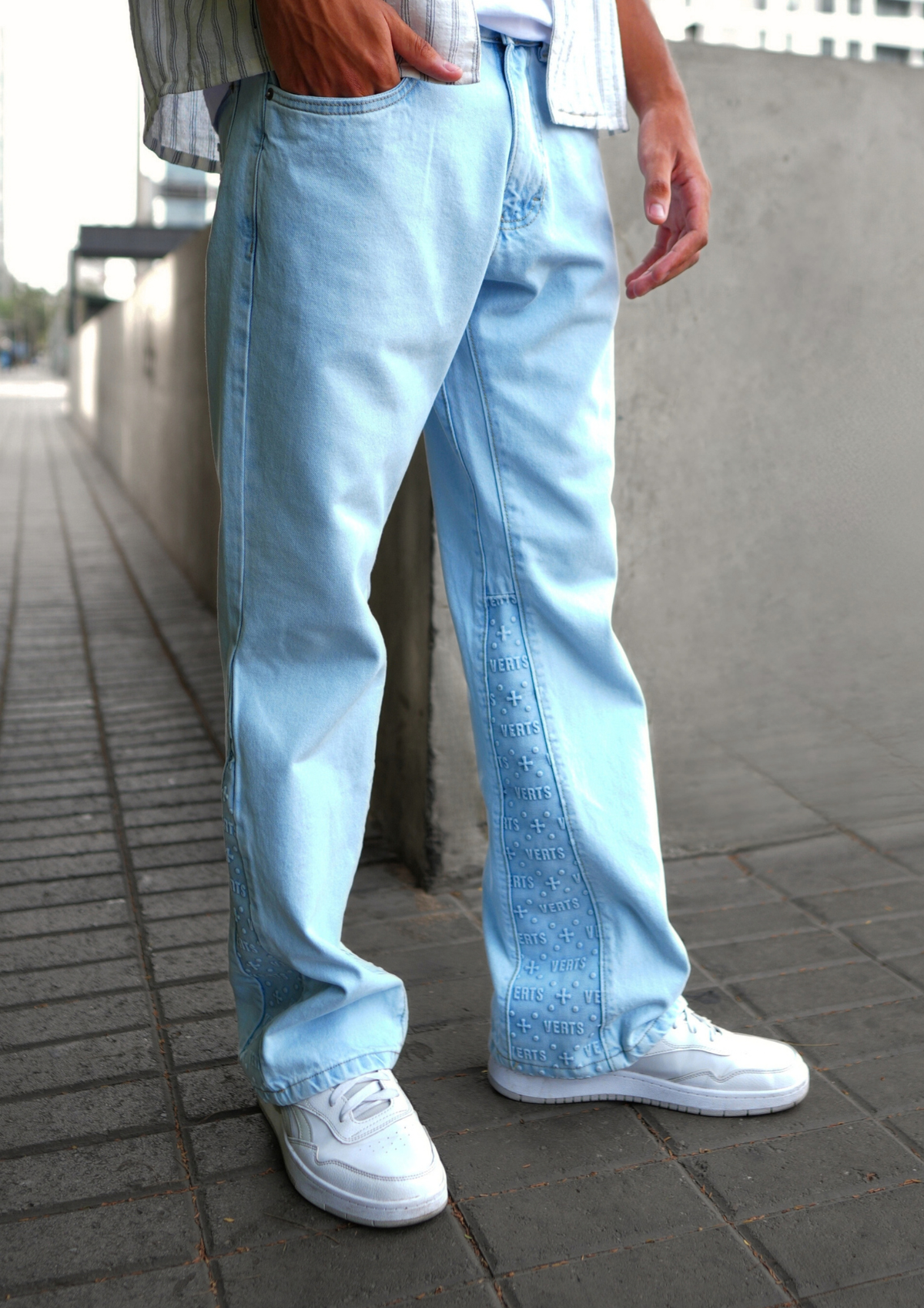 Model trägt Flared Jeans Ice, Vorderansicht