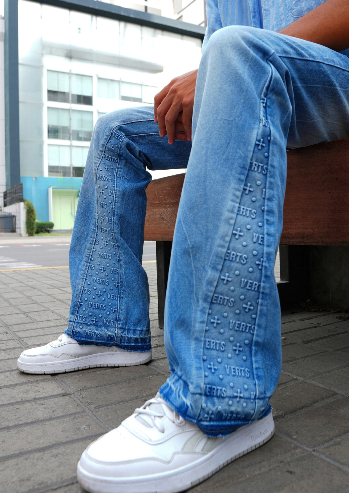 Geprägtes Relief am unteren Bein, Flared Jeans Sky am Model