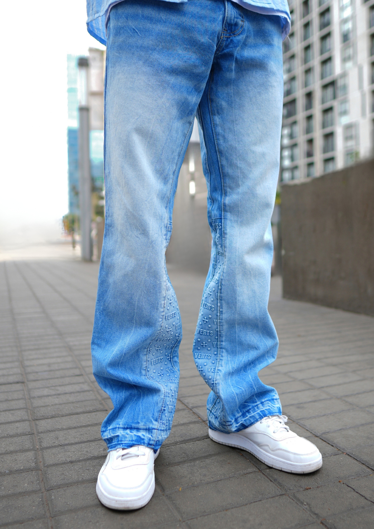Model trägt Flared Jeans Sky, Vorderansicht