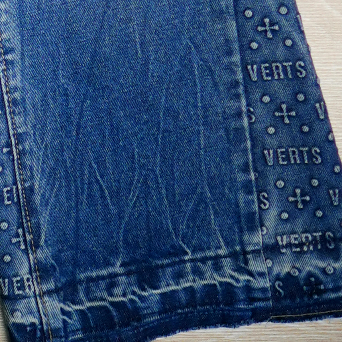 Offener Saum mit Waschung und Embossing