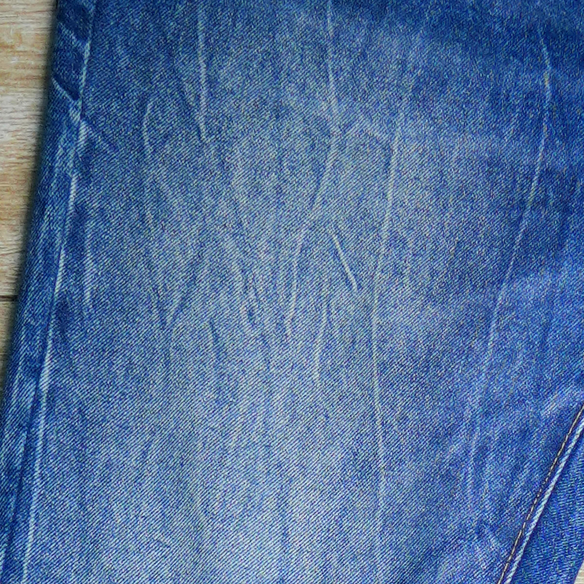 Marmorierte helle Linien im Indigo-Denim
